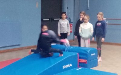 les CM1 font de la gym